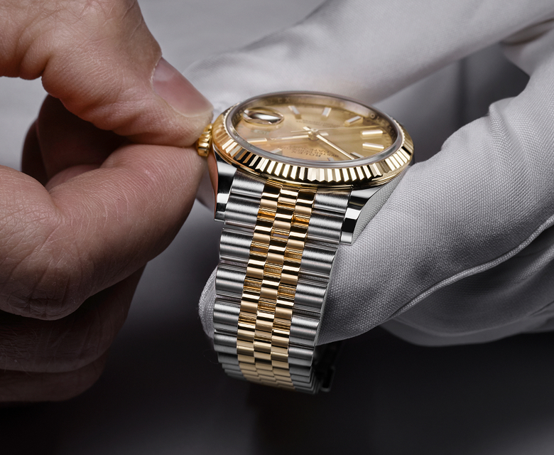 rolex-servicing-prices-banner-sav_1910dh_001_portrait